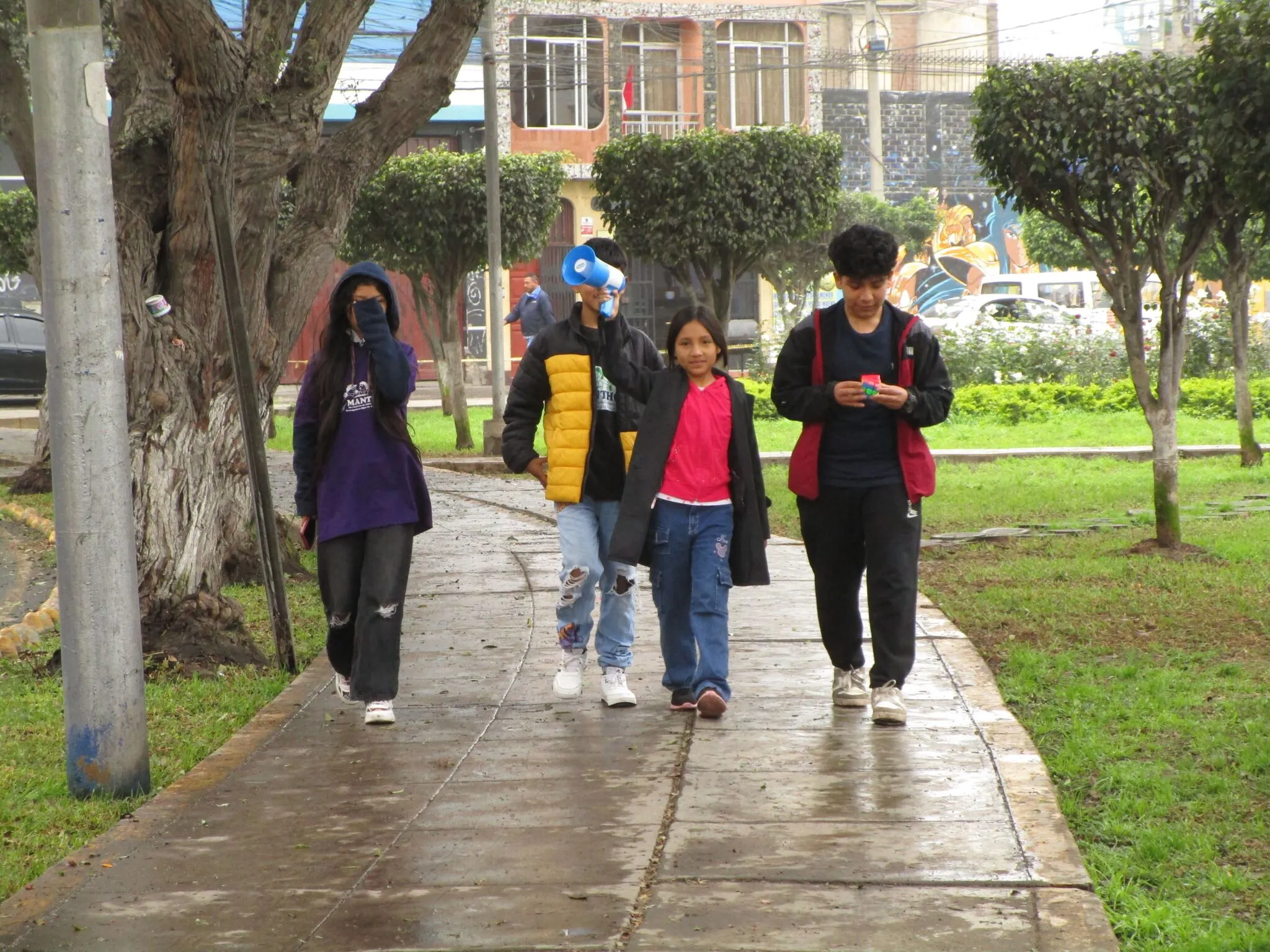 Un grupo de adolescentes camina por un parque de la ciudad.