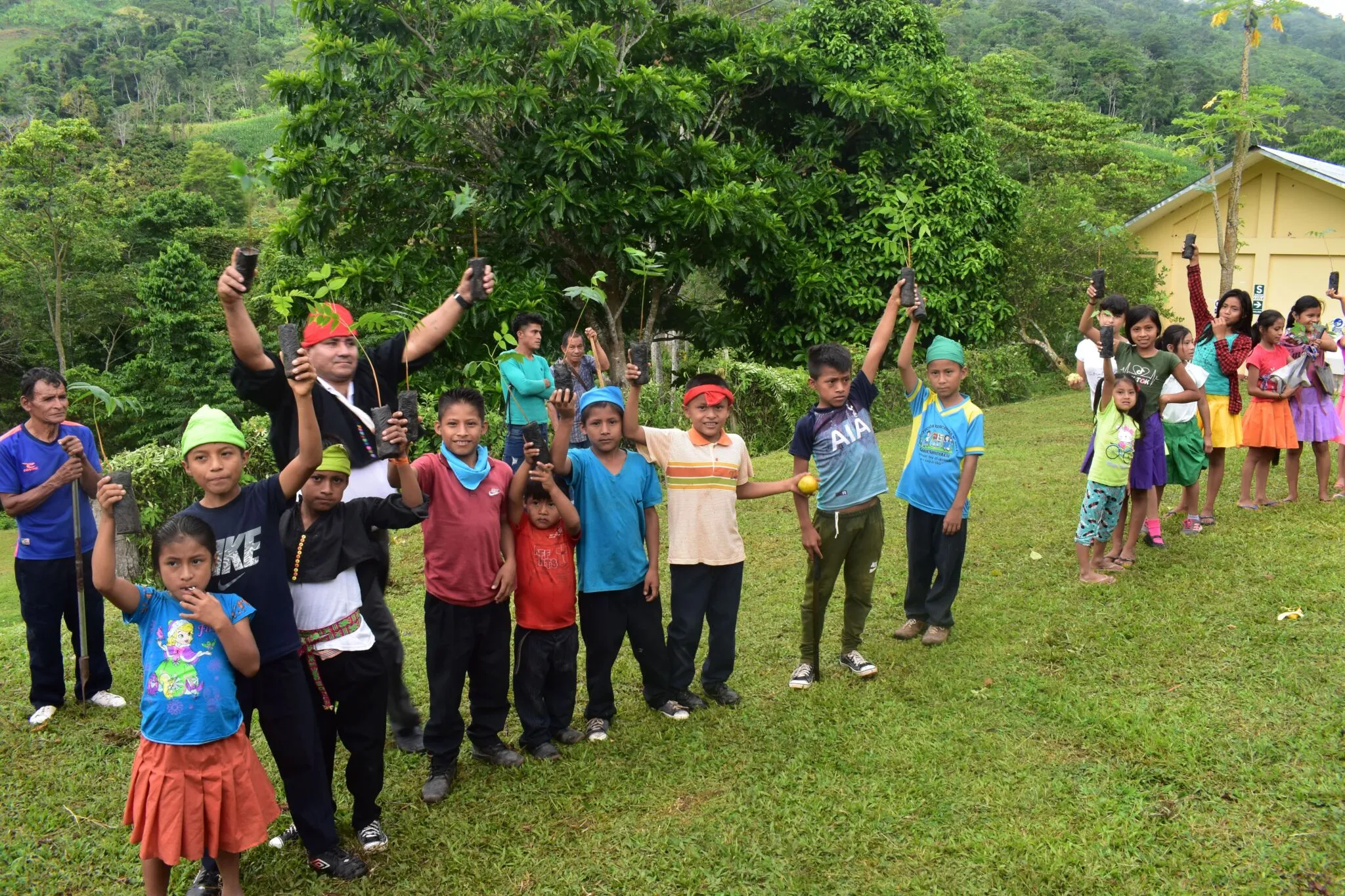 Un grupo de niñas y niños al aire libre durante una actividad comunitaria.